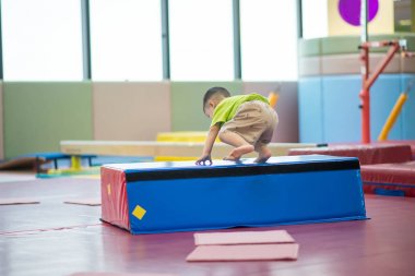 Küçük yürümeye başlayan çocuk kapalı spor salonu egzersiz çalışma