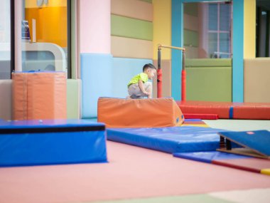 Küçük yürümeye başlayan çocuk kapalı spor salonu egzersiz çalışma