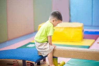 Küçük yürümeye başlayan çocuk kapalı spor salonu egzersiz çalışma