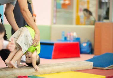 Küçük yürümeye başlayan çocuk kapalı spor salonu egzersiz çalışma