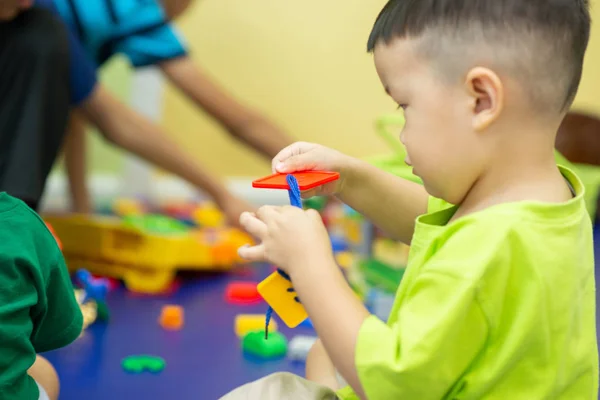 Kleine Jungen Spielen Zusammen Spielzeug Zimmer — Stockfoto