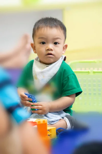 部屋で一緒におもちゃを遊ぶ小さな男の子 — ストック写真