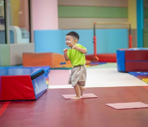 屋内ジムの運動で運動する小さな幼児の男の子 — ストック写真