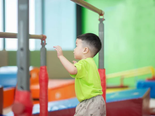 Küçük Yürümeye Başlayan Çocuk Kapalı Spor Salonu Egzersiz Çalışma — Stok fotoğraf