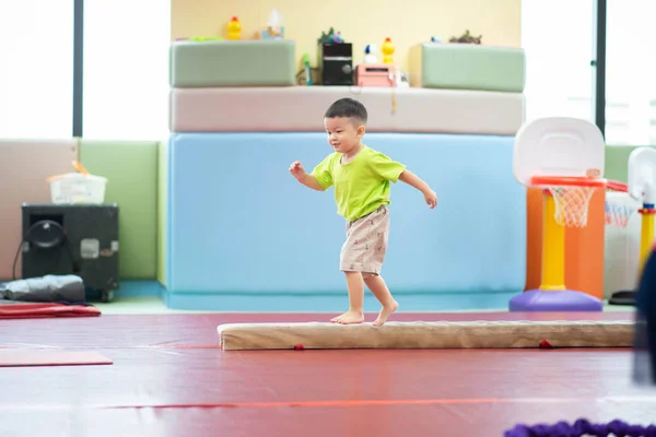 Kleine Peuter Jongen Trainen Indoor Sportschool Oefening — Stockfoto