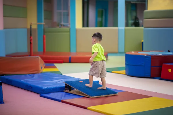 Kleine Peuter Jongen Trainen Indoor Sportschool Oefening — Stockfoto