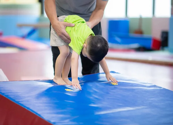 屋内ジムの運動で運動する小さな幼児の男の子 — ストック写真