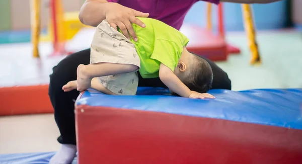 屋内ジムの運動で運動する小さな幼児の男の子 — ストック写真