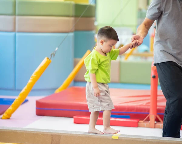 Piccolo Bambino Ragazzo Che Lavora Fuori Alla Palestra Coperta Esercizio — Foto Stock