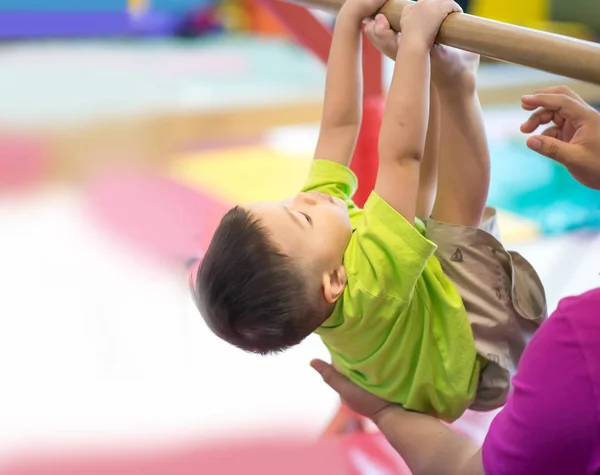 屋内ジムの運動で運動する小さな幼児の男の子 — ストック写真