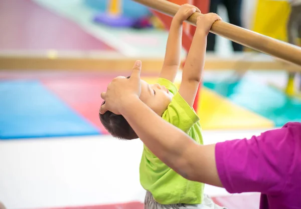 Kleine Peuter Jongen Trainen Indoor Sportschool Oefening — Stockfoto