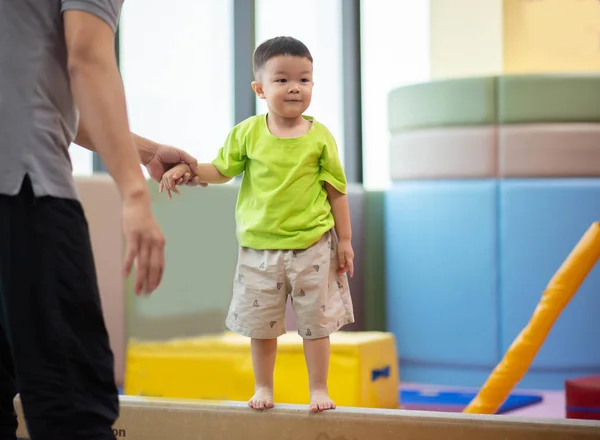 Kleine Peuter Jongen Trainen Indoor Sportschool Oefening — Stockfoto