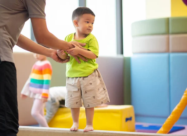 Kleine Peuter Jongen Trainen Indoor Sportschool Oefening — Stockfoto