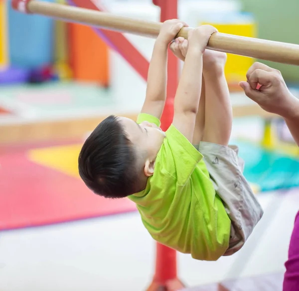 屋内ジムの運動で運動する小さな幼児の男の子 — ストック写真