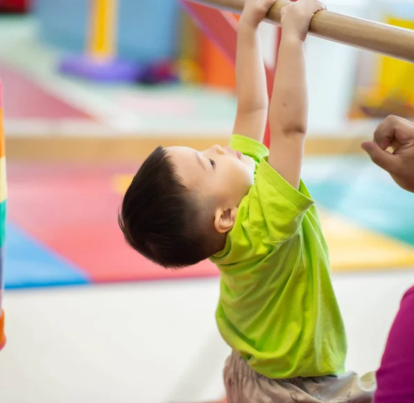 屋内ジムの運動で運動する小さな幼児の男の子 — ストック写真