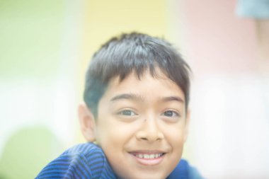 Küçük yürümeye başlayan çocuk kapalı spor salonu egzersiz çalışma