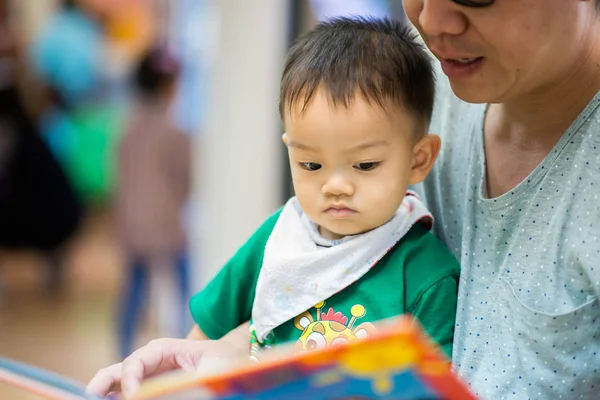 Asiatiska Far Läsning Bok För Baby Boy — Stockfoto