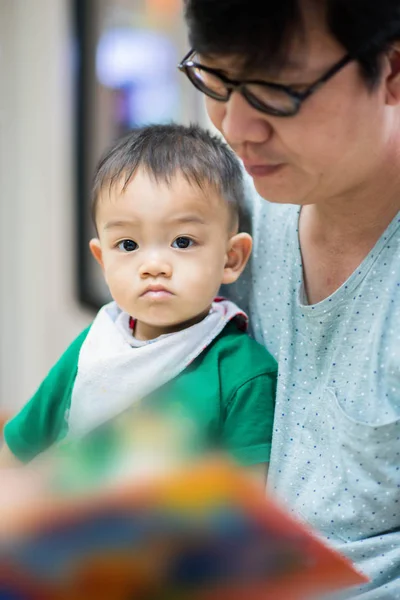 Asiatico Padre Lettura Libro Bambino Ragazzo — Foto Stock