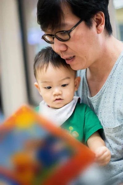 Asijský Otec Čte Knihu Pro Chlapce — Stock fotografie