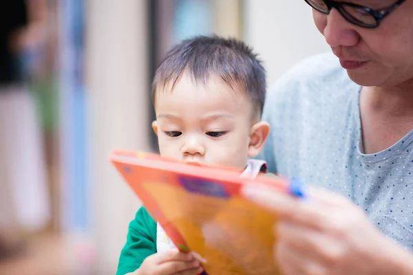Asiático Padre Lectura Libro Para Bebé Niño — Foto de Stock