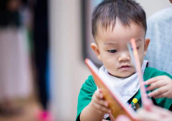 Ásia Pai Leitura Livro Para Bebê Menino — Fotografia de Stock