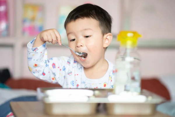 Liten Barn Pojke Som Har Frukost Innan Skolan Hemma — Stockfoto