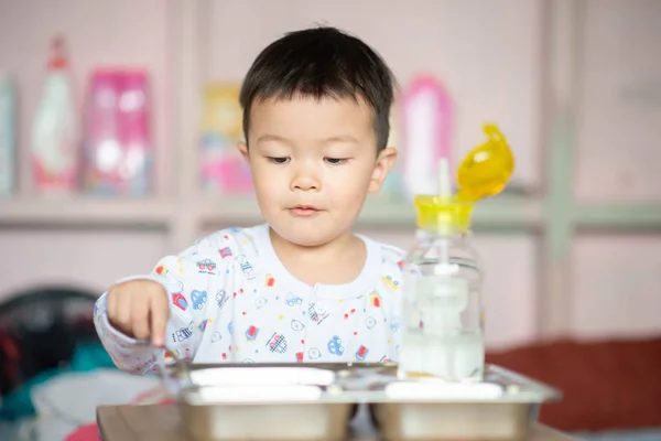 Menino Pequeno Tomando Café Manhã Antes Escola Casa — Fotografia de Stock