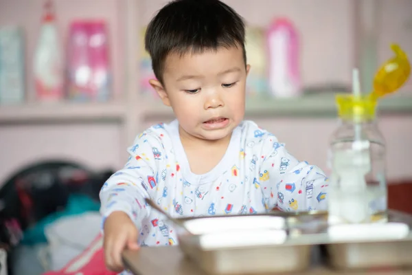 Liten Barn Pojke Som Har Frukost Innan Skolan Hemma — Stockfoto