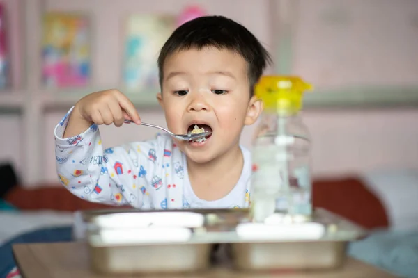 Liten Barn Pojke Som Har Frukost Innan Skolan Hemma — Stockfoto