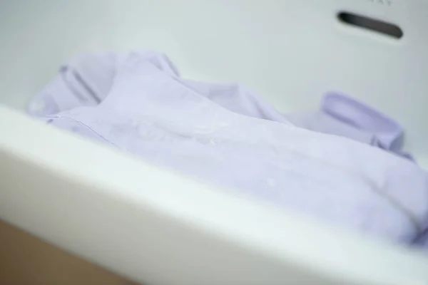 Frauenhände Waschen Weißes Hemd Jungen Schuluniform — Stockfoto