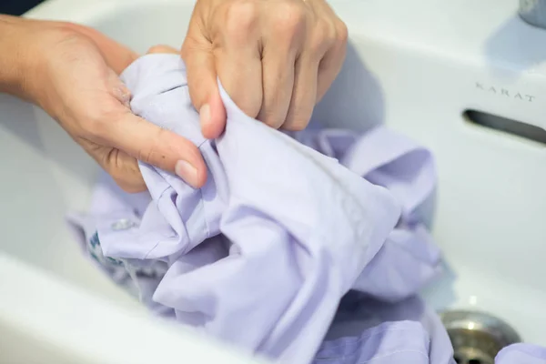 女子洗手白衬衫男校校服 免版税图库图片