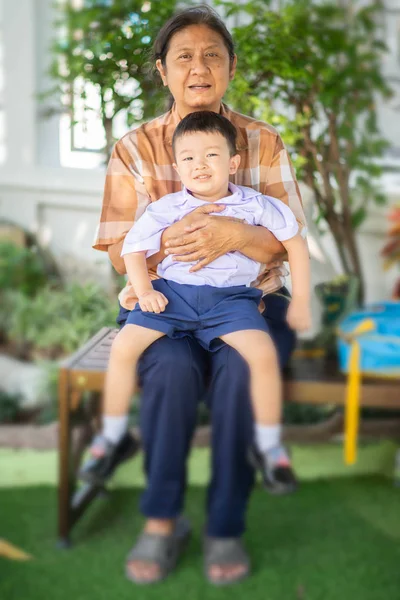 Маленький Азіатський Хлопчик Сидить Бабусею — стокове фото
