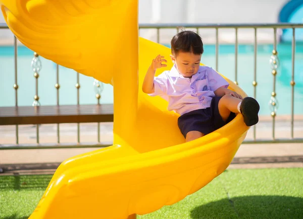 Kleine Aziatische Jongen Spelen Slider Playground Kleuterschool — Stockfoto