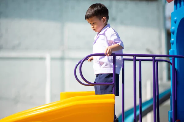 Küçük Asyalı Çocuk Oyun Alanı Anaokulu Okulda Kaymak Oynuyor — Stok fotoğraf
