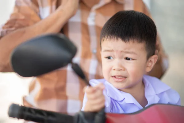 Pequeno Menino Asiático Sentar Moto Moto Sem Capacete Proteger — Fotografia de Stock