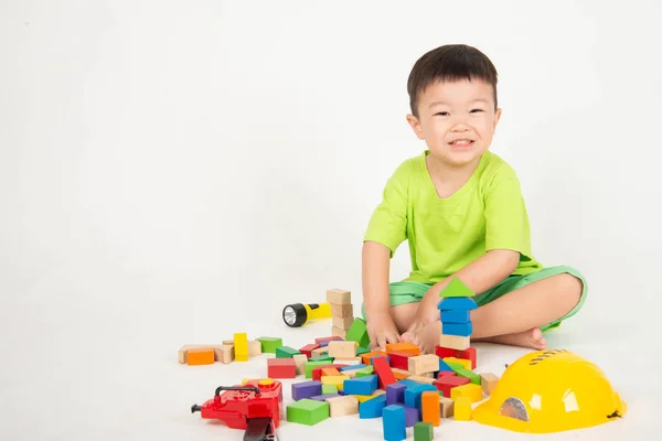 Küçük Asyalı Yürümeye Başlayan Çocuk Ahşap Bloklar Oynarken Kask Mühendisi — Stok fotoğraf