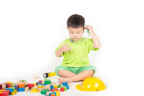 Little Asian Toddler Chłopiec Gra Bloki Drewna Nosić Kask Inżynier — Zdjęcie stockowe