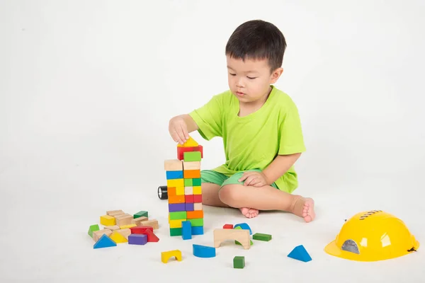 Little Asian Toddler Chłopiec Gra Bloki Drewna Nosić Kask Inżynier — Zdjęcie stockowe