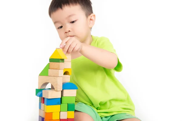 Weinig Aziatische Peuter Jongen Spelen Houten Blokken Dragen Helm Ingenieur — Stockfoto