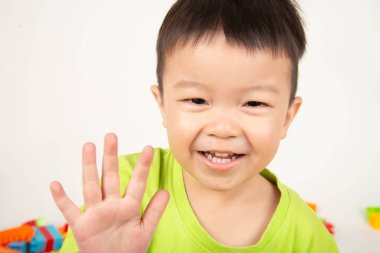 Küçük çocuk küçük çocuk mutlu ile renkli plastik tuğla blok oynarken