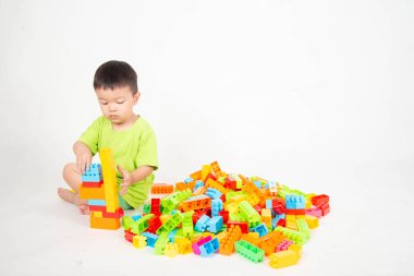 Küçük çocuk küçük çocuk mutlu ile renkli plastik tuğla blok oynarken