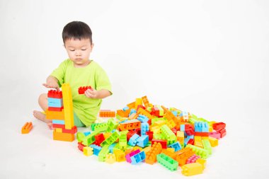 Küçük çocuk küçük çocuk mutlu ile renkli plastik tuğla blok oynarken