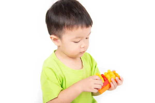 Mały Chłopiec Maluch Gra Plastikowa Cegła Blok Kolorowy Szczęśliwy — Zdjęcie stockowe
