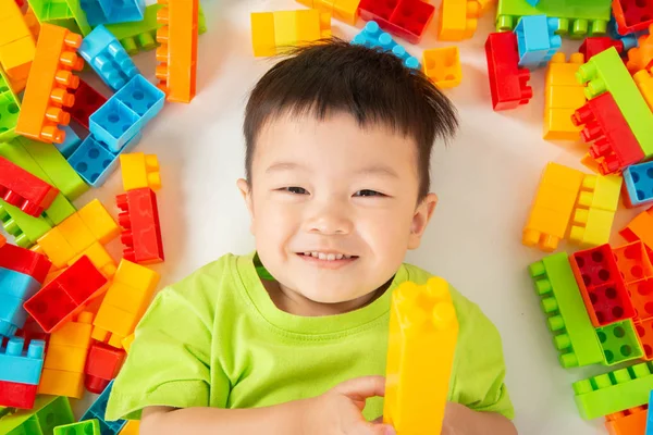 Kleine Jongen Peuter Spelen Plastic Bakstenen Blok Kleurrijke Met Gelukkig — Stockfoto