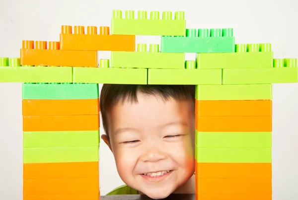 Маленький Хлопчик Малюк Грає Пластиковий Цегляний Блок Барвисто Щасливим — стокове фото