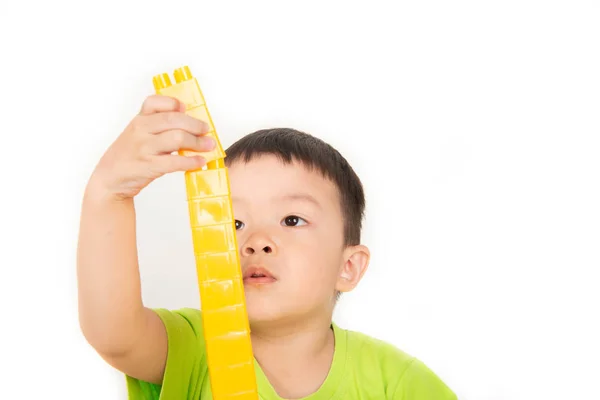 小男孩蹒跚学步玩塑料砖块五颜六色与快乐 — 图库照片