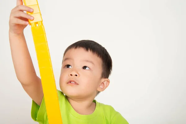 Kleiner Junge Kleinkind Spielt Plastik Ziegelstein Bunt Mit Glücklich — Stockfoto