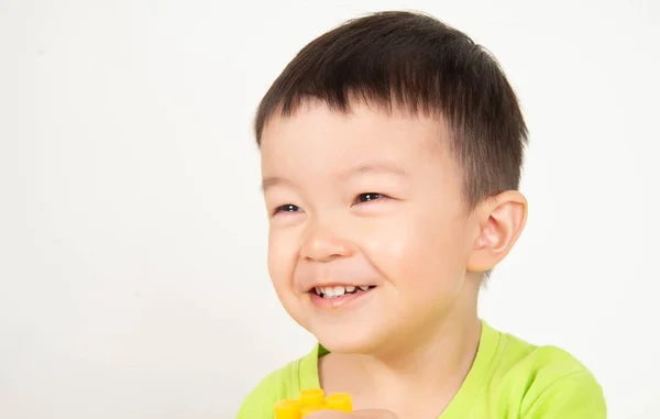幸せな顔でアジアの幼児の男の子の笑顔をクローズアップ — ストック写真