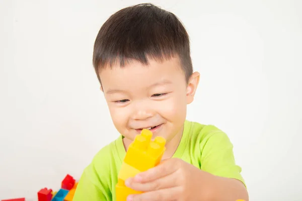 Kleine Jongen Peuter Spelen Plastic Bakstenen Blok Kleurrijke Met Gelukkig — Stockfoto