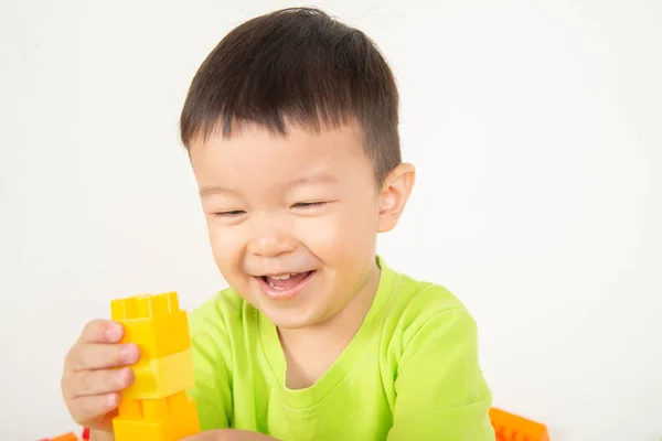 Kleiner Junge Kleinkind Spielt Plastik Ziegelstein Bunt Mit Glücklich — Stockfoto